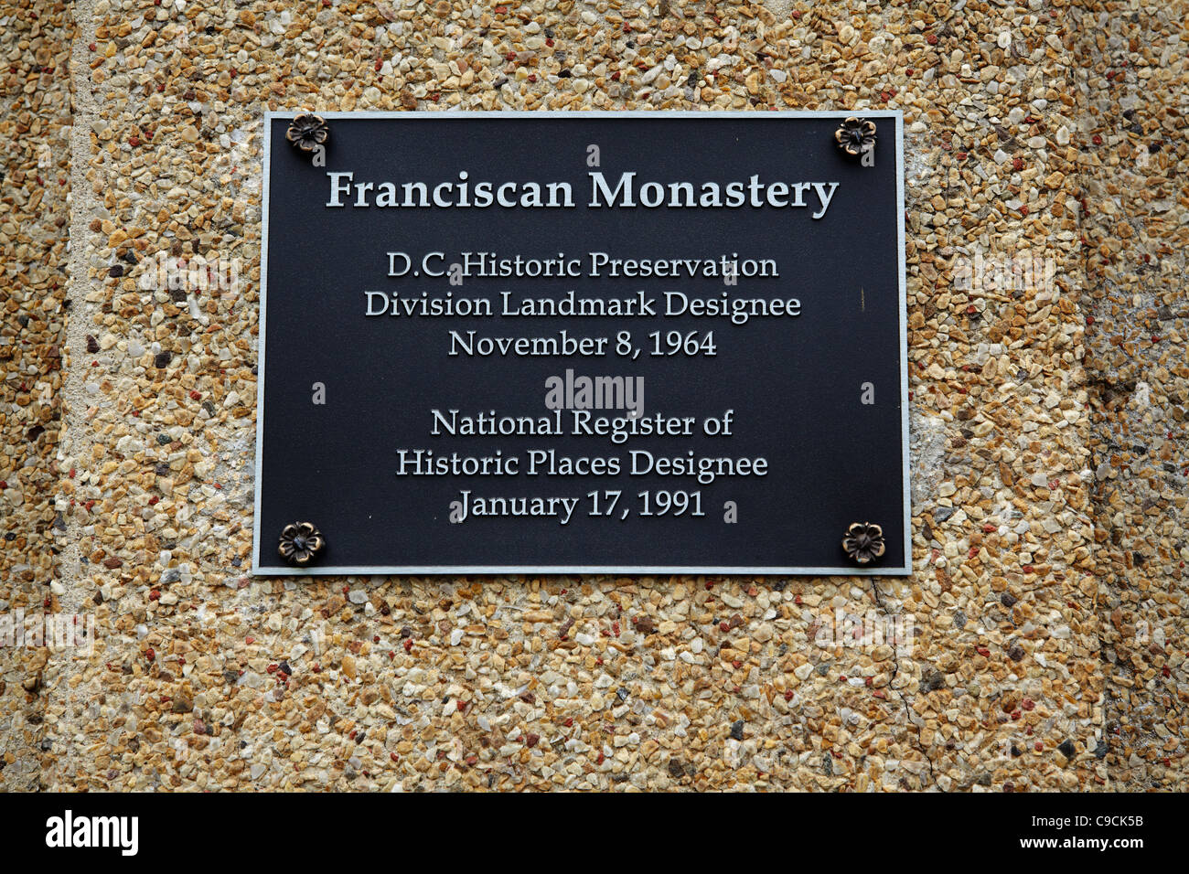 Il marcatore storico all'ingresso del monte San Sepolcro Monastero Francescano, Washington DC. Foto Stock
