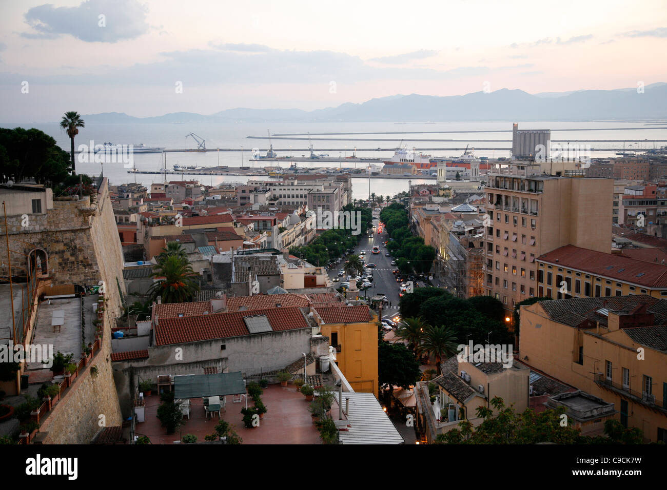 Skyline vista sopra i tetti della città e il porto di Cagliari, Sardegna, Italia. Foto Stock