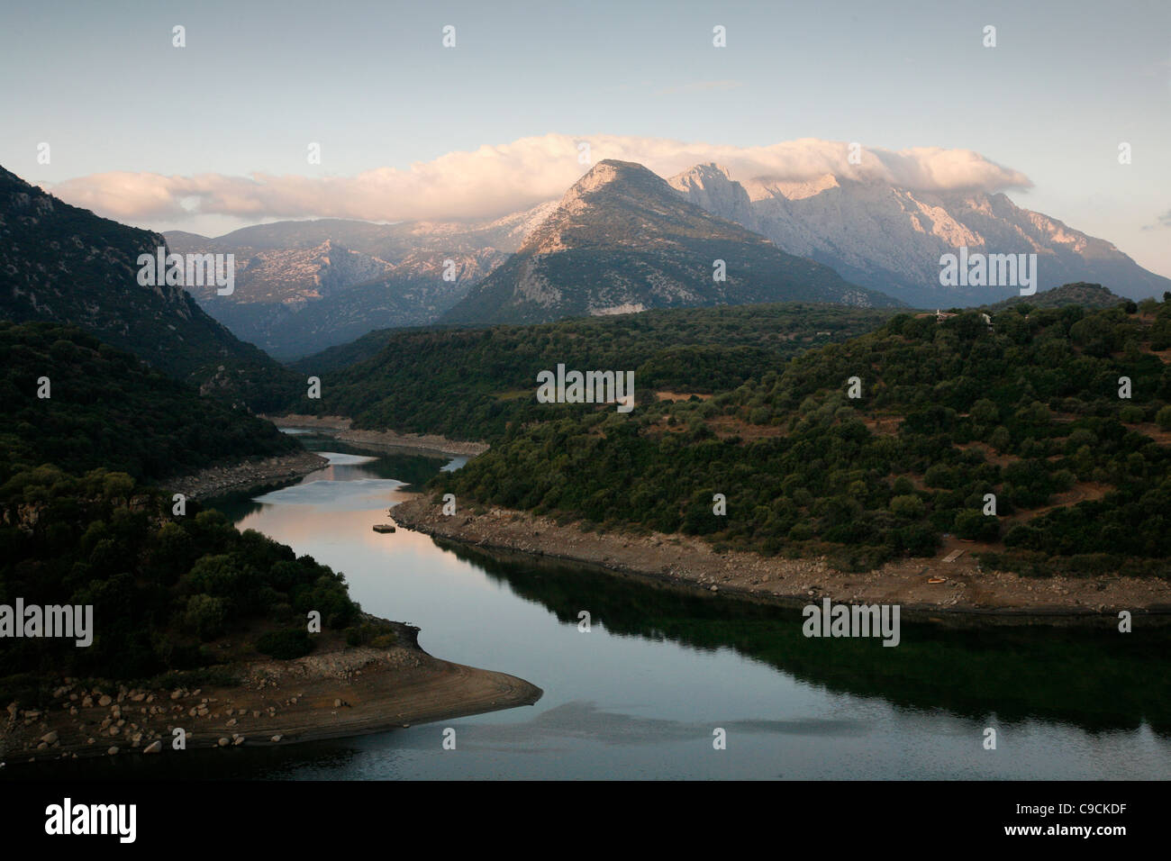 Paesaggio del Supramonte la gamma della montagna e del fiume Cedrino, Provincia di Nuoro, Sardegna, Italia. Foto Stock