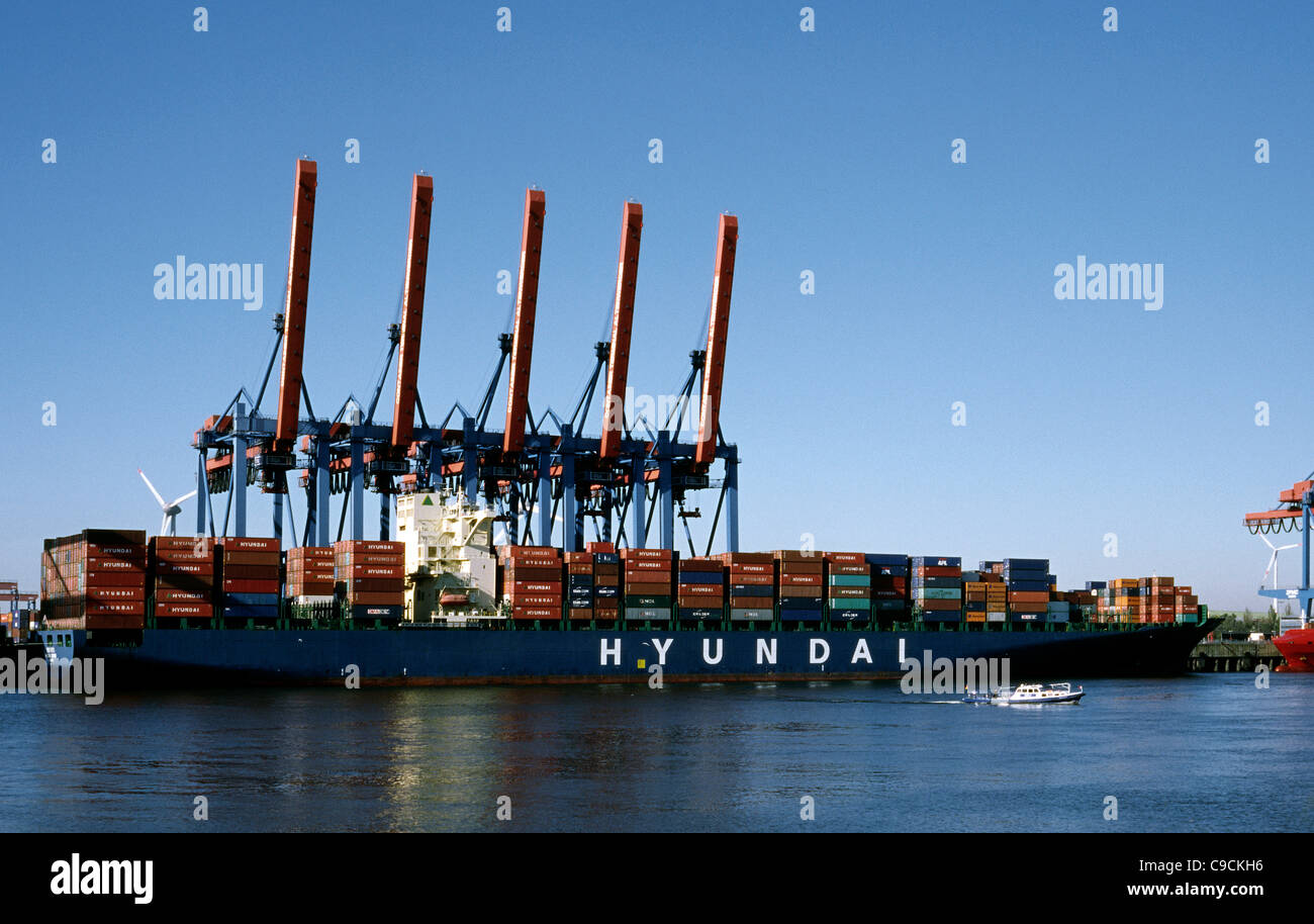 Sud coreano nave mercantile HYUNDAI coraggio a Altenwerder terminale per container nel porto di Amburgo. Foto Stock