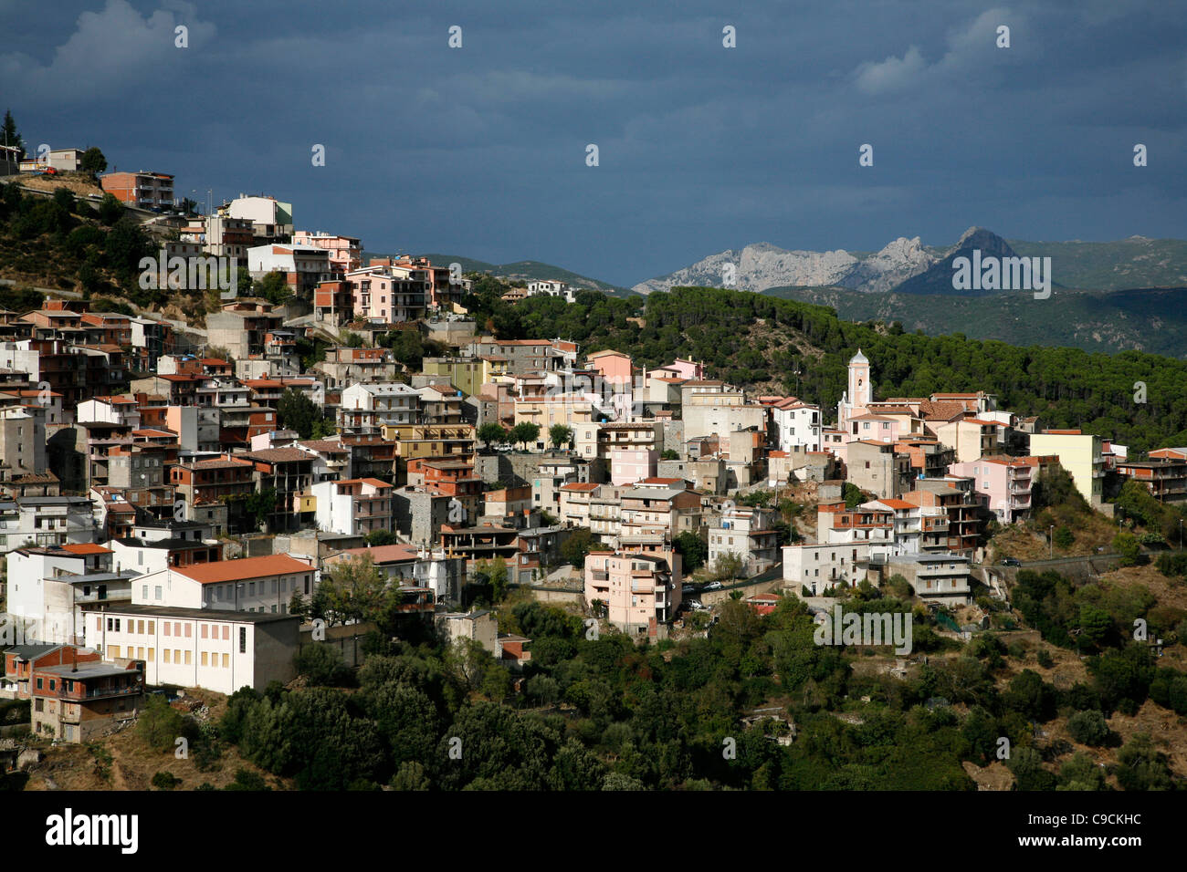 Vista su Talana Village e il Gennargentu mountain range, Sardegna, Italia. Foto Stock