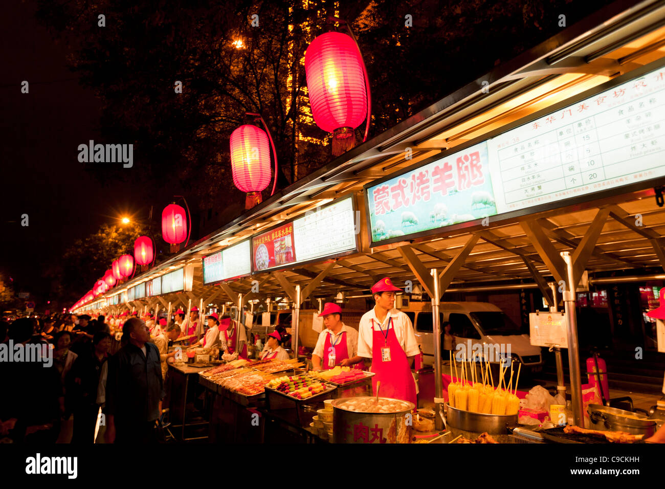 Serve cibo esotico a Wangfujing mercato notturno, Beijing,Repubblica popolare cinese Repubblica popolare cinese, in Asia Foto Stock