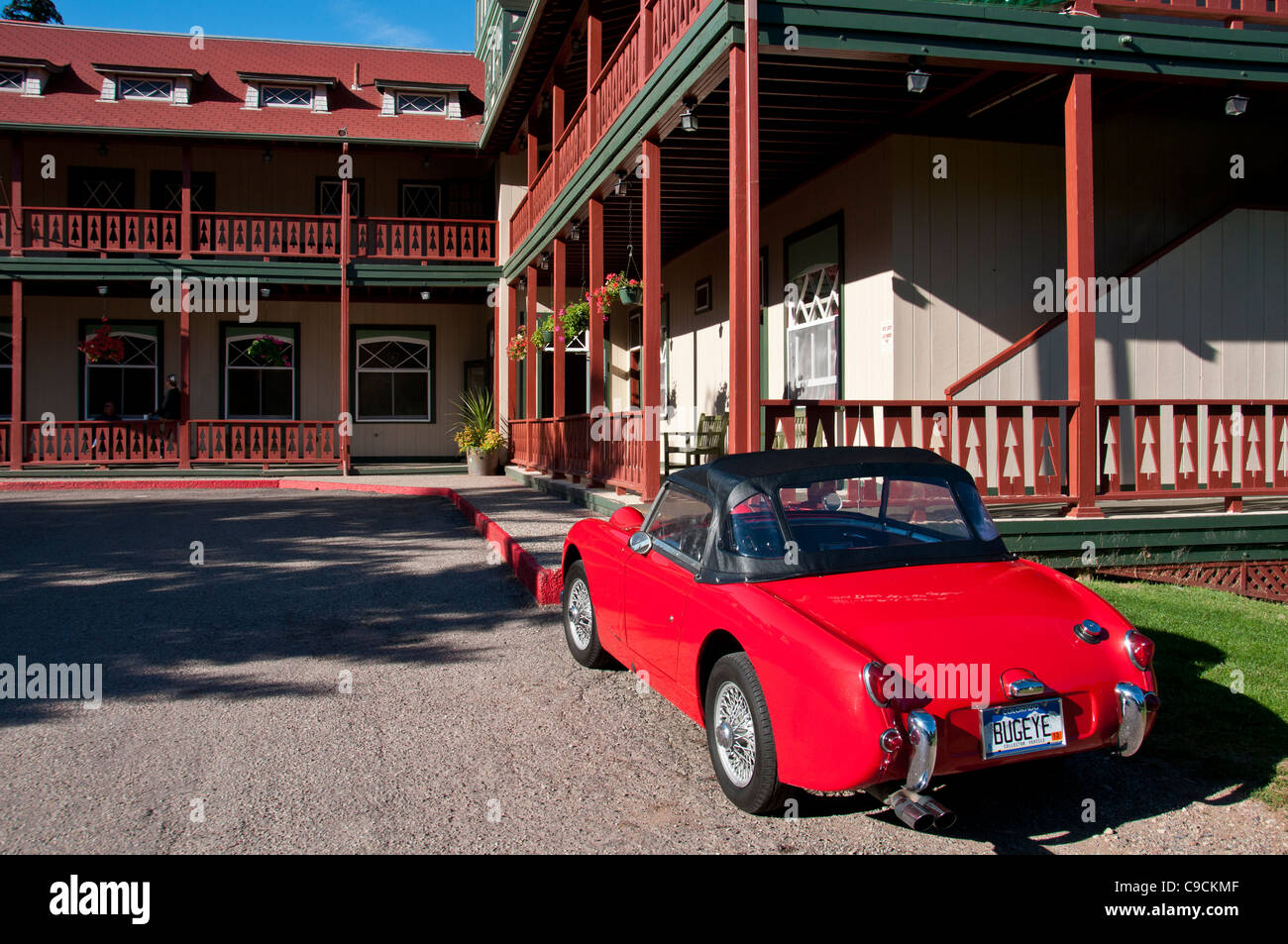 Austin Healey Sprite nella parte anteriore del Redstone Inn, Redstone, Colorado. Foto Stock