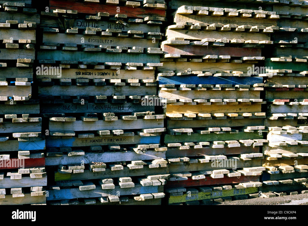 Colore carrello in legno Pallet nel porto franco di Amburgo. Foto Stock