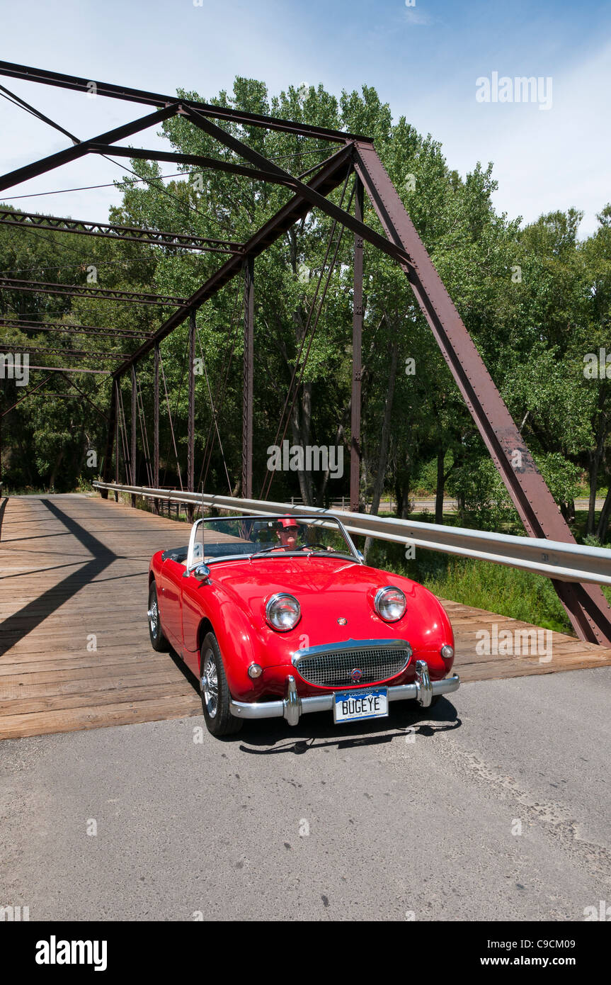 Austin Healey Sprite attraversa il vecchio ponte di nero, Paonia, Colorado. Foto Stock