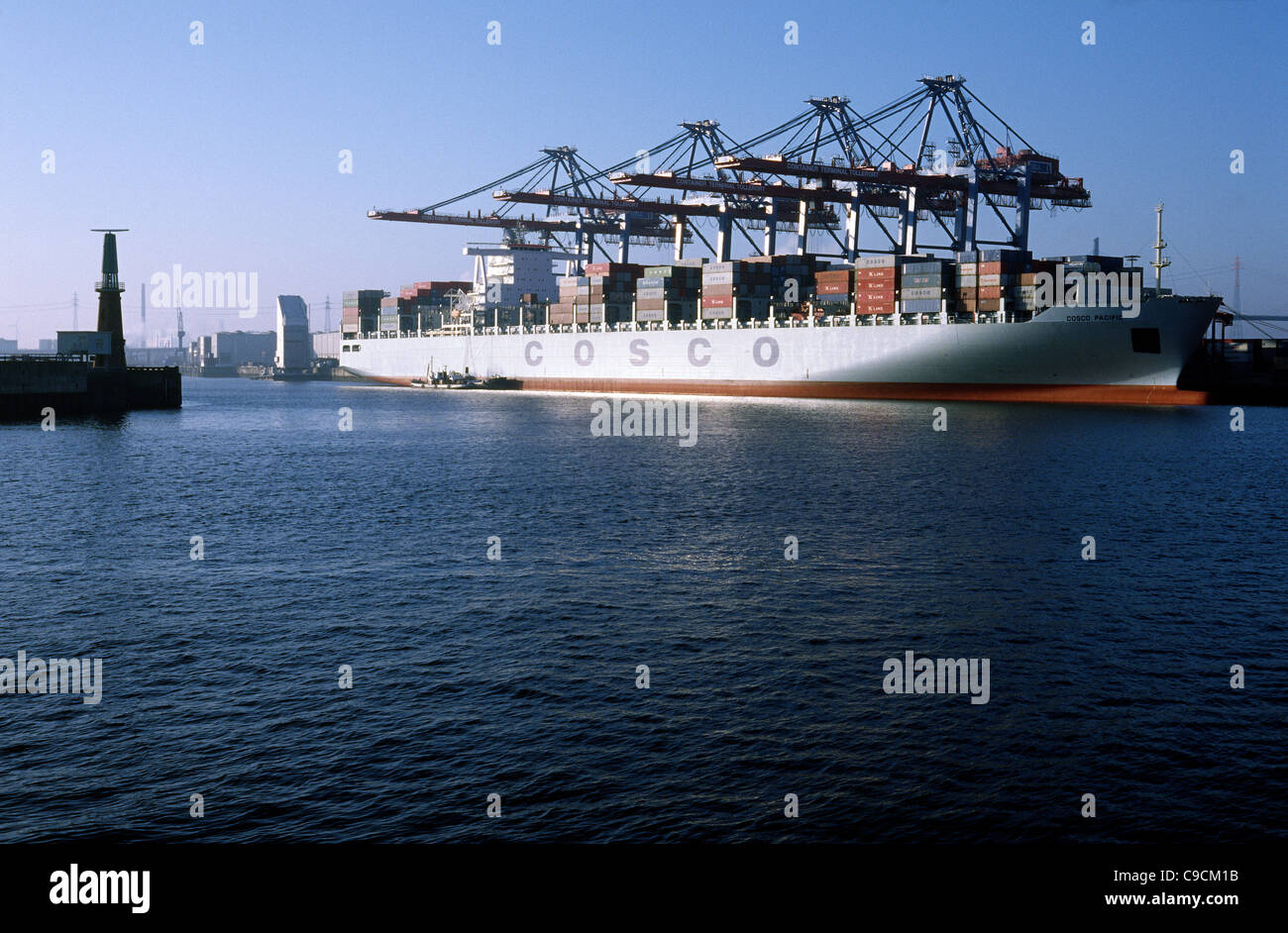 Cinese nave mercantile COSCO Pacific a Tollerort terminale per container nel porto di Amburgo. Foto Stock