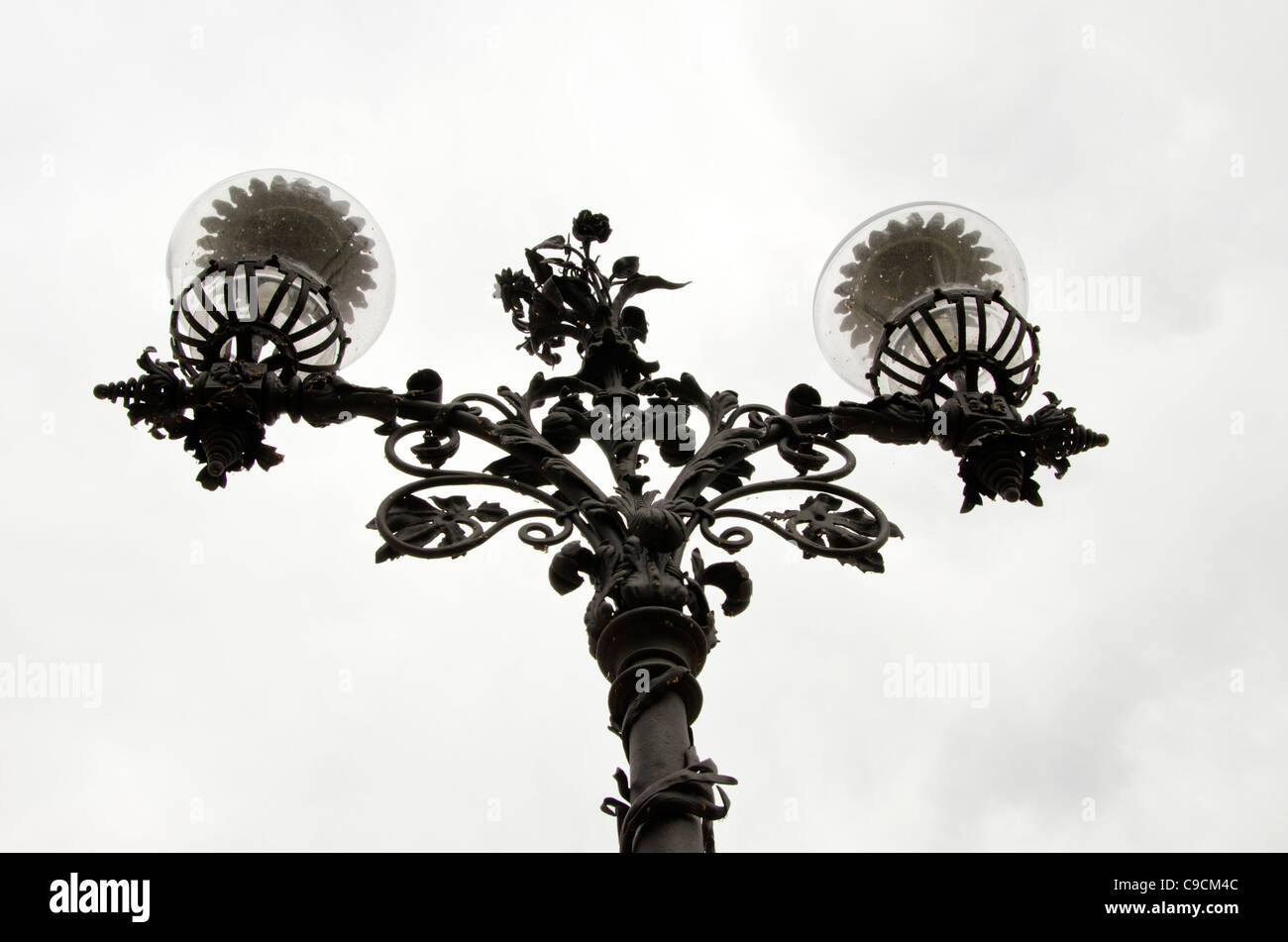 Lampada con un supporto di metallo e di vetro contenitore. Dettaglio costruttivo del parco. Foto Stock