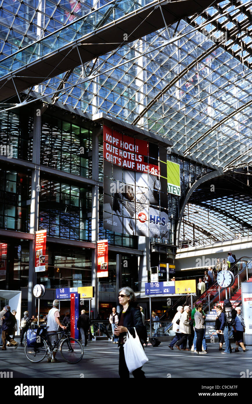 All'interno di Berlin Hauptbahnhof (stazione centrale). Foto Stock