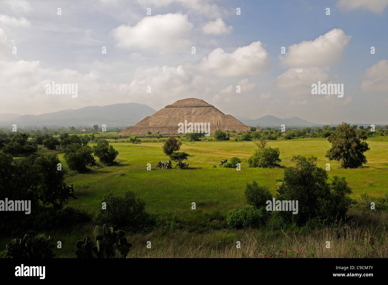Messico, Anahuac, Teotihuacan, piramide del Sol o Piramide del sole e il paesaggio circostante. Foto Stock