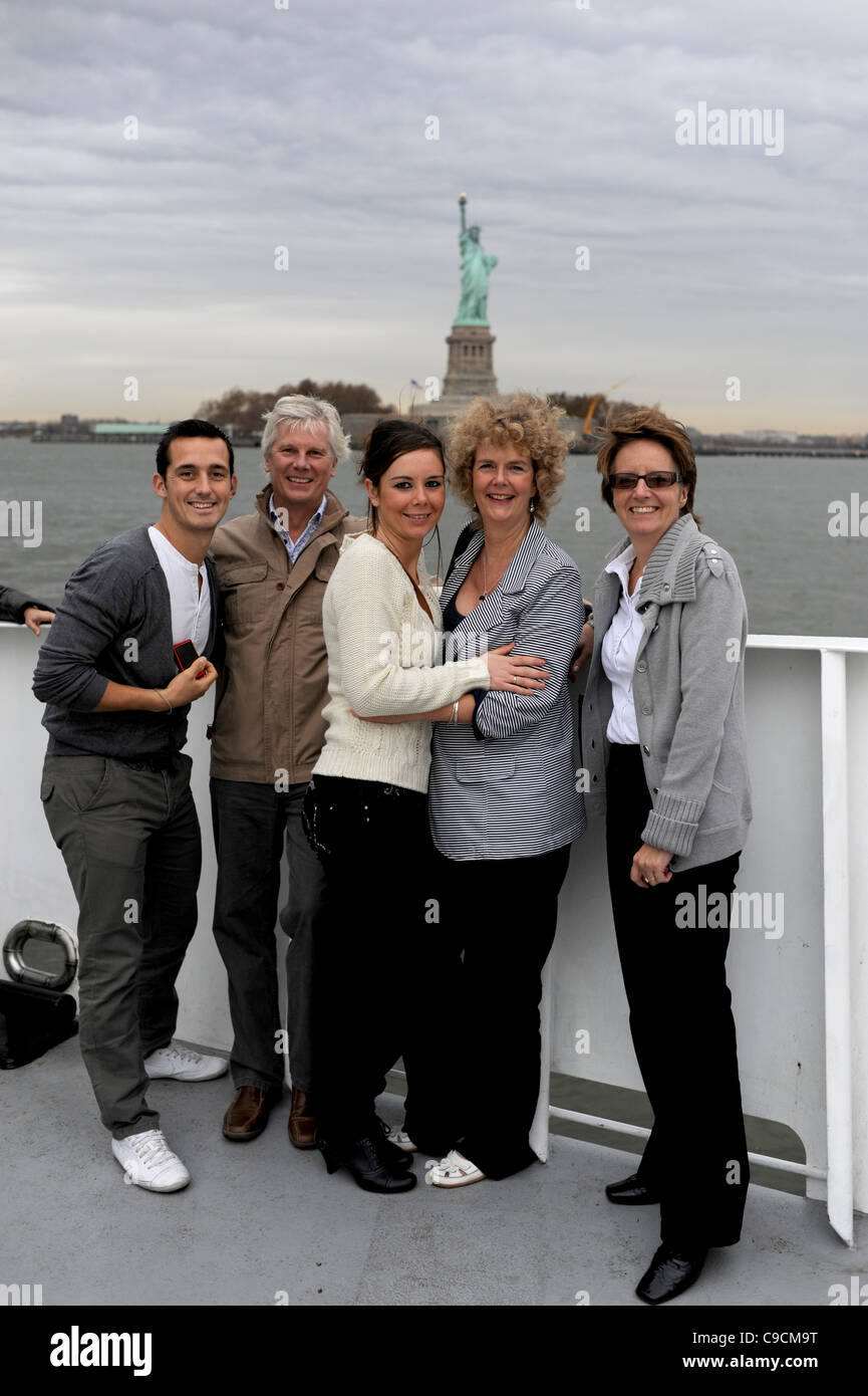 Turistica prendendo la fotografia della statua della libertà da un viaggio in barca Manhattan New York New York STATI UNITI D'AMERICA America Foto Stock