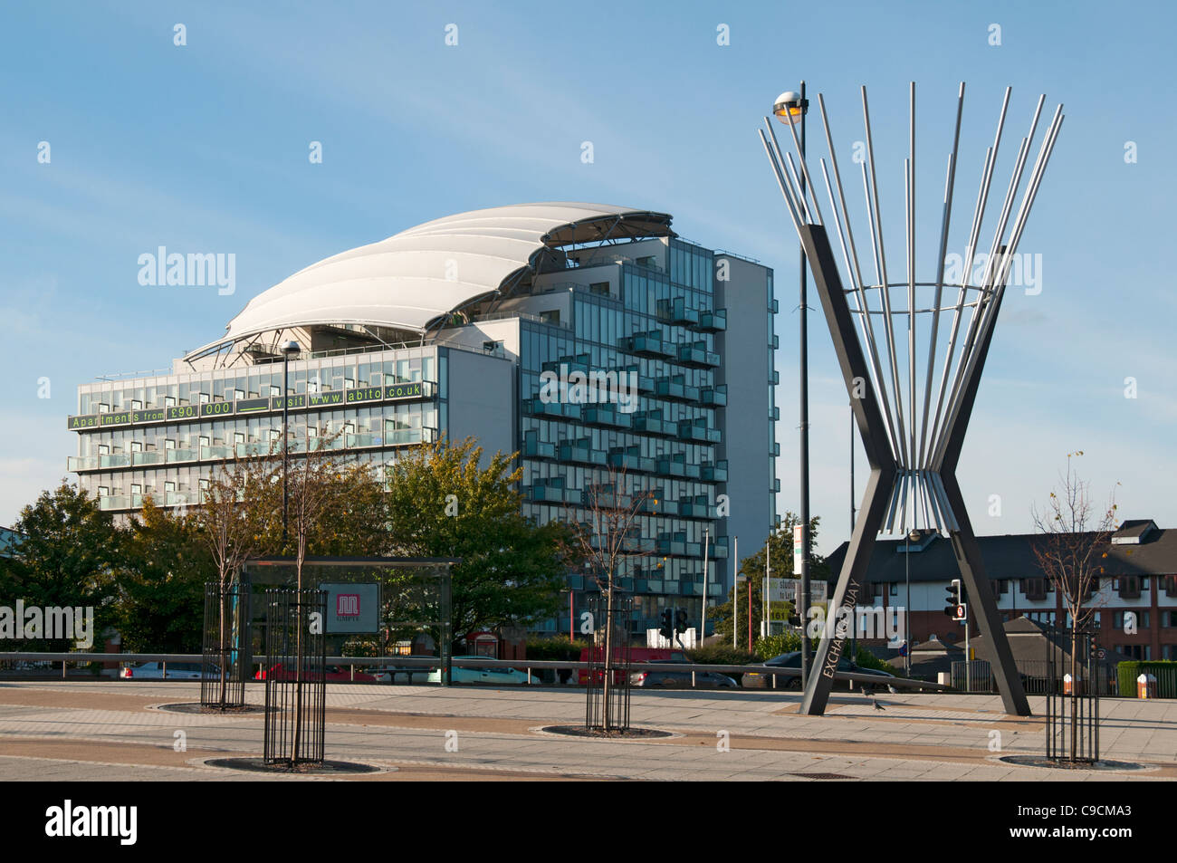 Il condominio di Abito e la scultura X, Exchange Quay, Salford, Manchester, Inghilterra, Regno Unito Foto Stock