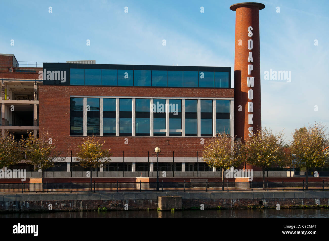 Il Soapworks, Ivy Wharf, vicino a Salford Quays, Manchester, Inghilterra, Regno Unito. Un ex fabbrica di essere convertito per le strutture per il tempo libero. Foto Stock