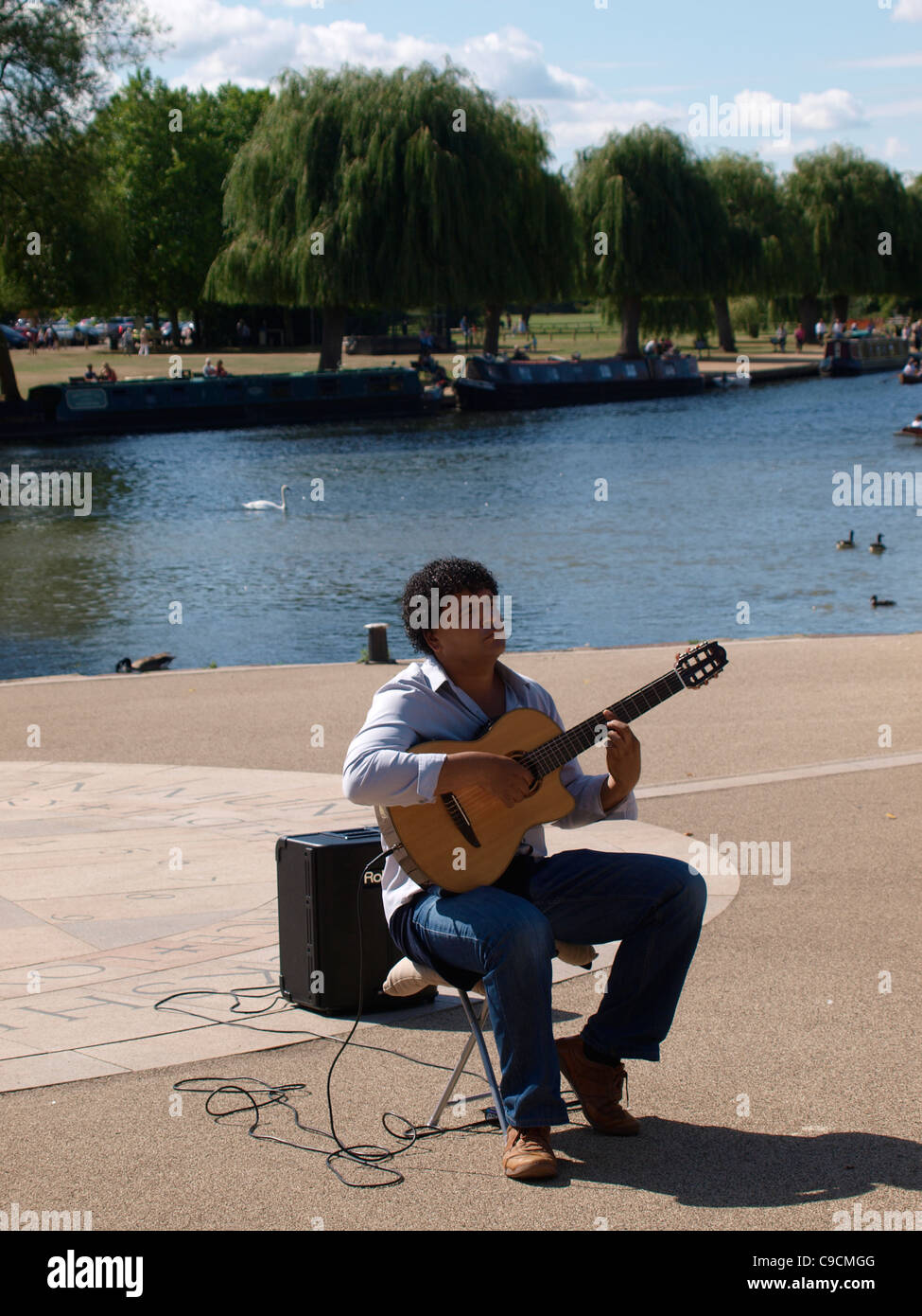 Busker suonare una chitarra spagnola, Stratford-upon-Avon, Warwickshire, Regno Unito Foto Stock