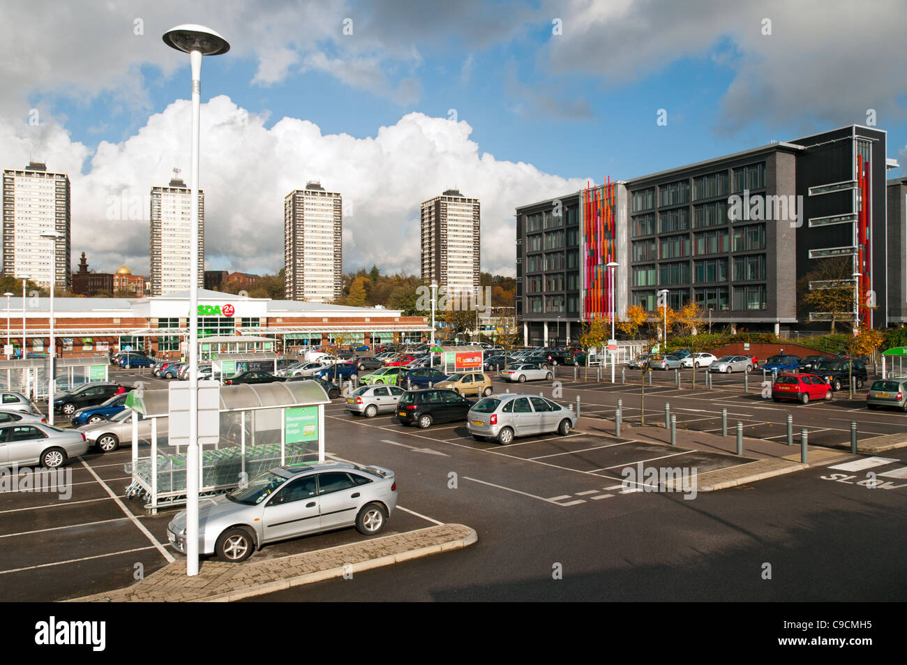 Rochdale Sixth Form College oltre la Asda supermaket parcheggio auto. Rochdale, Greater Manchester, Inghilterra, Regno Unito. Foto Stock