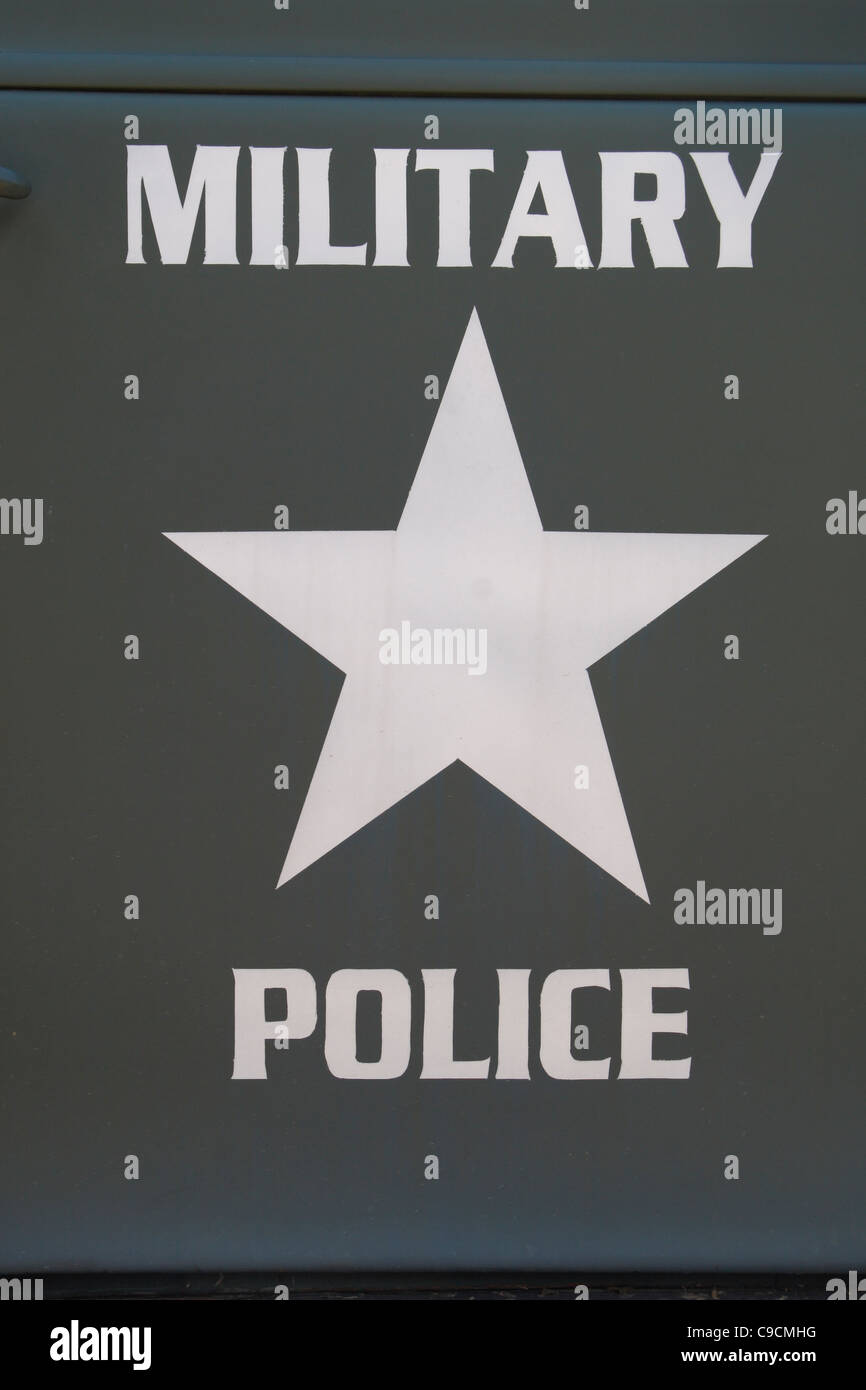Close up "militare di polizia' logo su un carrello sul display a 2011 Guerra e Pace mostra al luppolo in fattoria, Paddock Wood, Kent, Regno Unito. Foto Stock