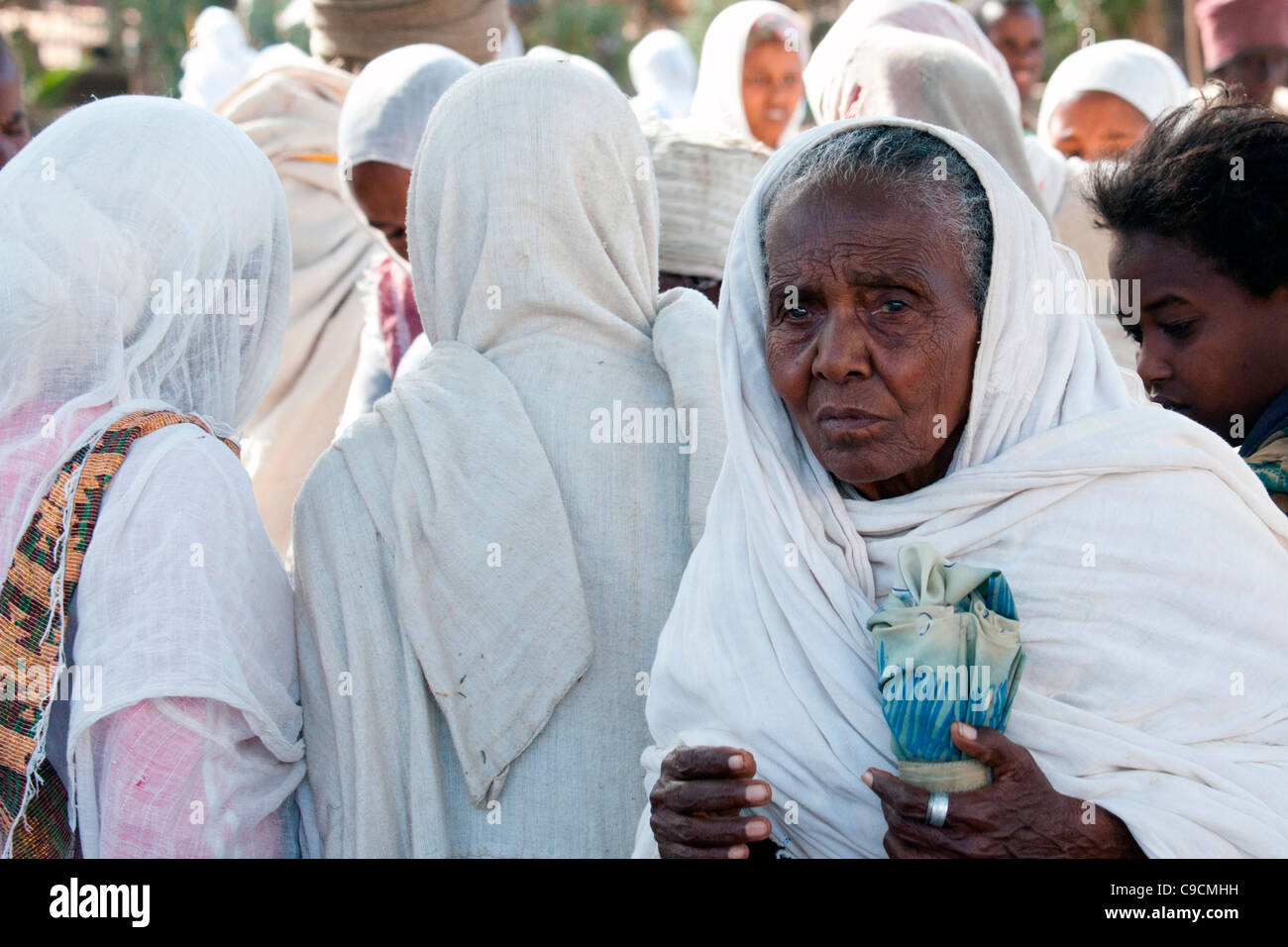 Cristiano ortodosso di pellegrini frequentare un open-air service presso il St Mary di Sion chiesa in Aksum, l'Etiopia settentrionale, Africa. Foto Stock