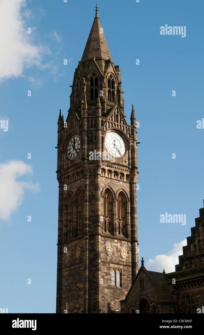 La torre del Municipio, Rochdale, Greater Manchester, Inghilterra, Regno Unito. Alfred Waterhouse, 1883, dopo l'originale distrutto da un incendio Foto Stock
