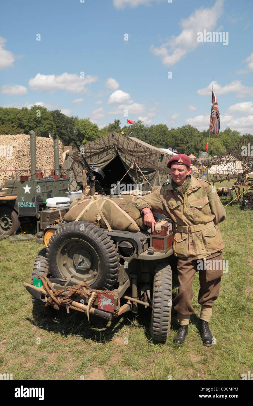Ri-enactor vestito come operazione Market Garden Airborne trooper al 2011 Guerra e Pace mostra alla Fattoria del Luppolo, Kent, Regno Unito. Foto Stock