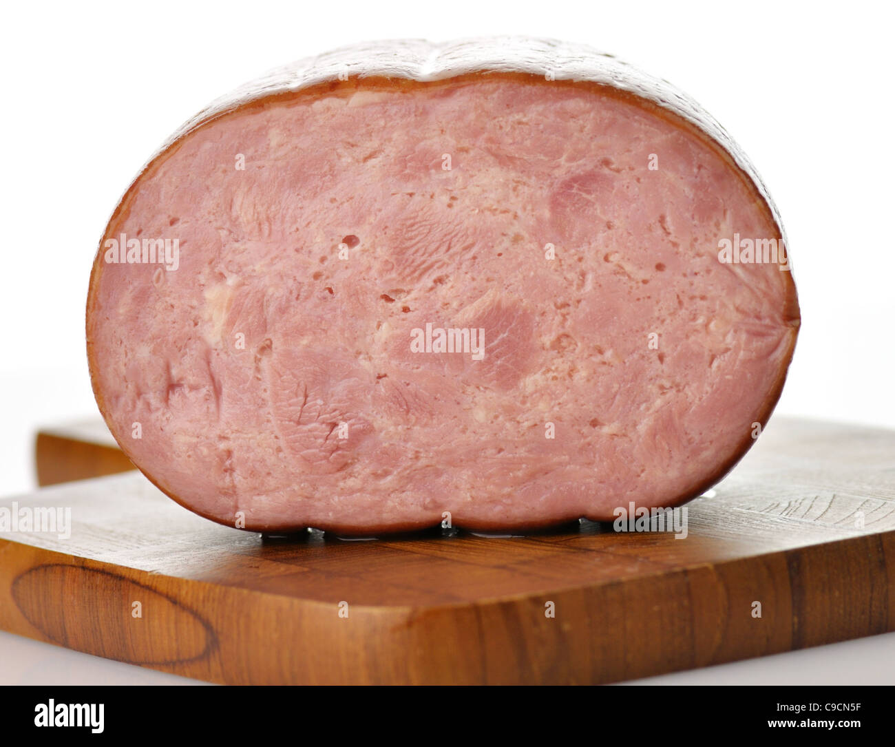 Un pezzo di carne su un tagliere, close up Foto Stock