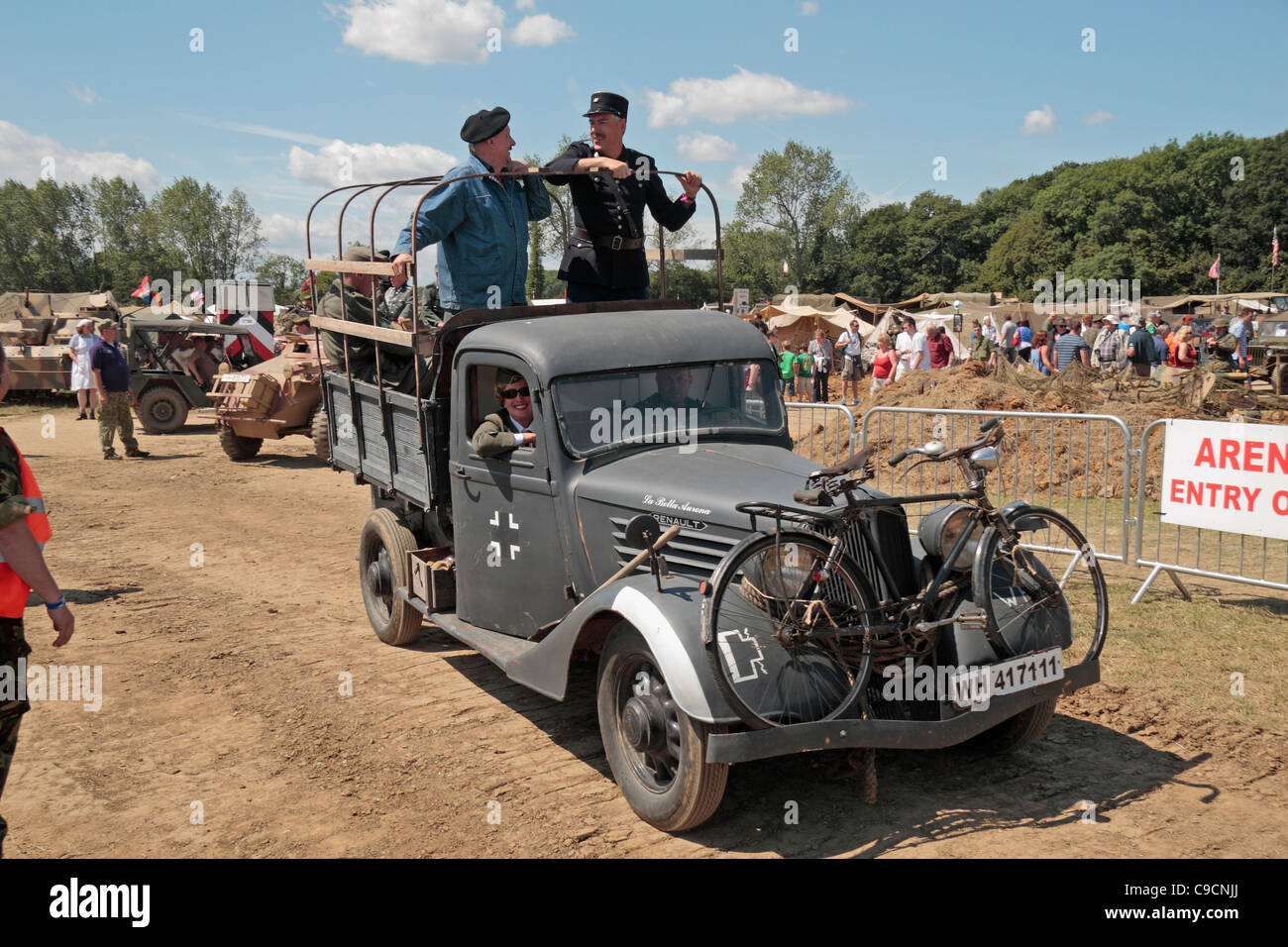 Un WW2 francese Renault per carrello con contrassegni tedeschi sul display a 2011 Guerra e Pace mostra al luppolo in fattoria, Paddock Wood, Kent, Regno Unito. Foto Stock