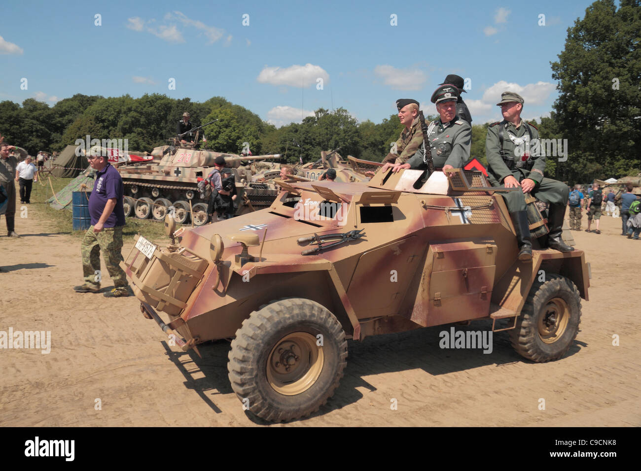 Un Leichter Panzerspähwagen recon veicolo sul display a 2011 Guerra e Pace mostra al luppolo in fattoria, Paddock Wood, Kent, Regno Unito. Foto Stock