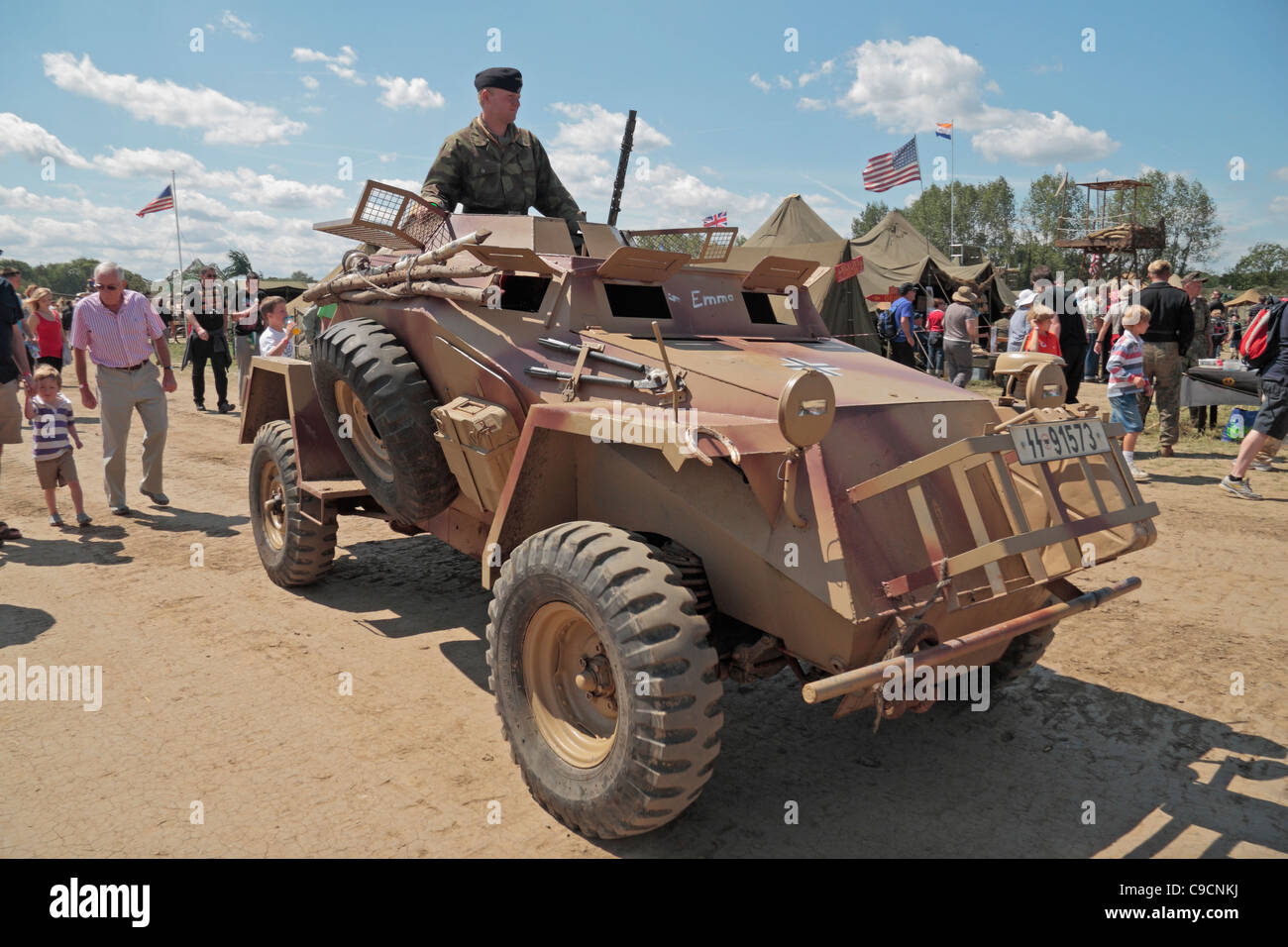 Un Leichter Panzerspähwagen recon veicolo sul display a 2011 Guerra e Pace mostra al luppolo in fattoria, Paddock Wood, Kent, Regno Unito. Foto Stock