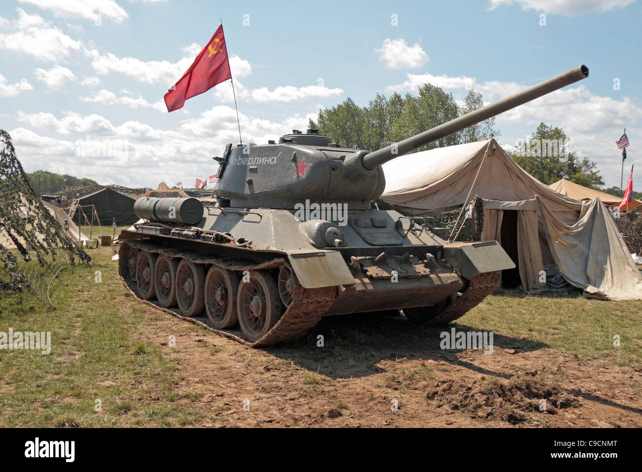 Un russo/Sovietici T34/85 Guerra Mondiale due serbatoio (1945) sul display a 2011 Guerra e Pace mostra al luppolo in fattoria, Paddock Wood, Kent, Regno Unito. Foto Stock