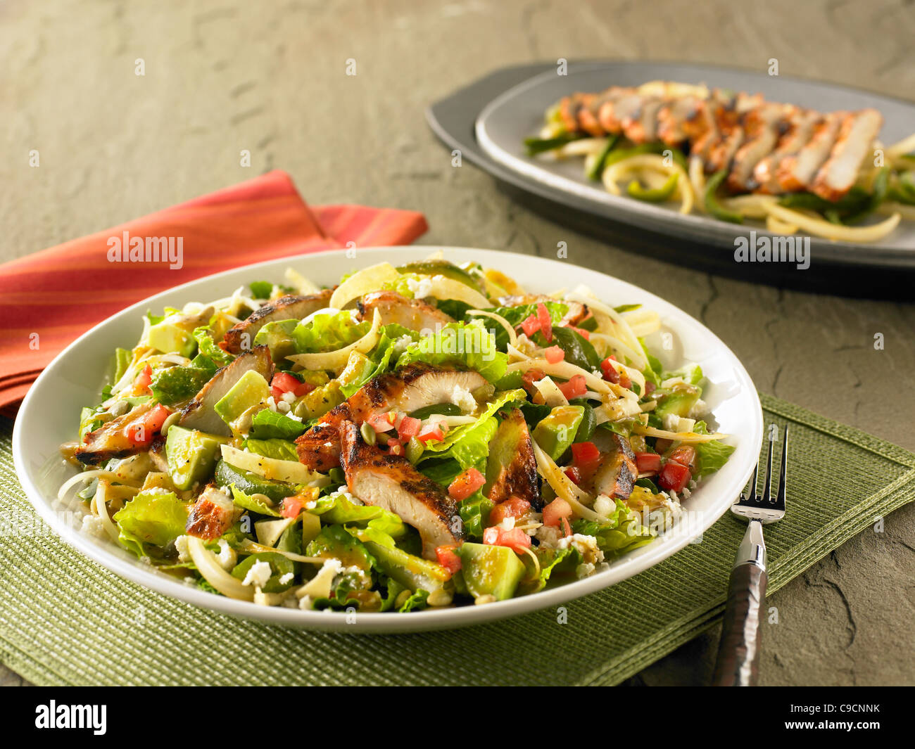 Per fajita di pollo con insalata di lattuga, avocado, formaggio e tortilla Foto Stock