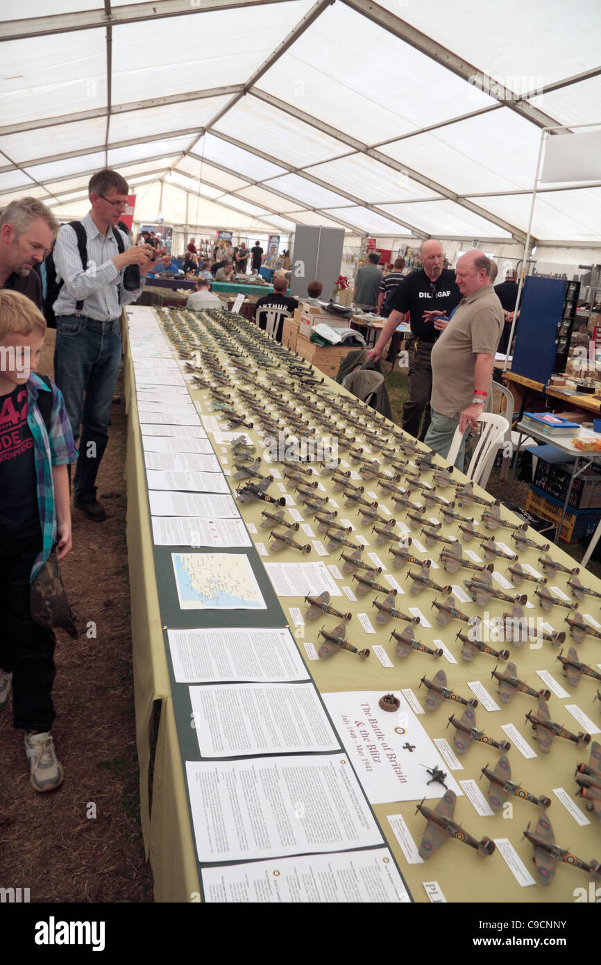 Tabelle di miniatura Spitfire & Hurricane aereo modello in vendita presso il 2011 Guerra e Pace mostra alla Fattoria del Luppolo, Kent, Regno Unito. Foto Stock