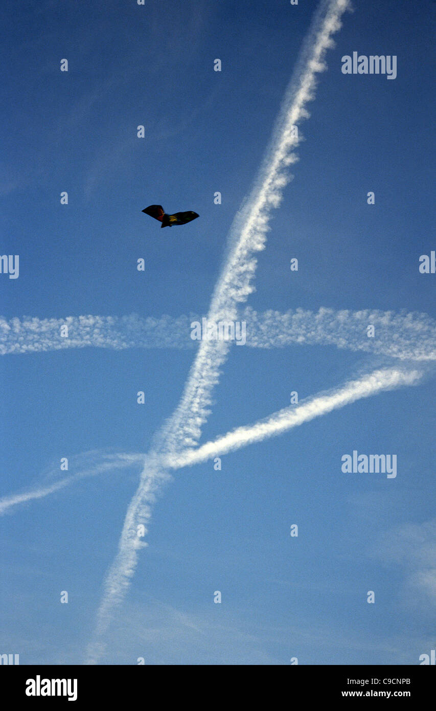 Aeromobile contrails nel cielo sopra l'aeroporto Tempelhof di Berlino. Foto Stock