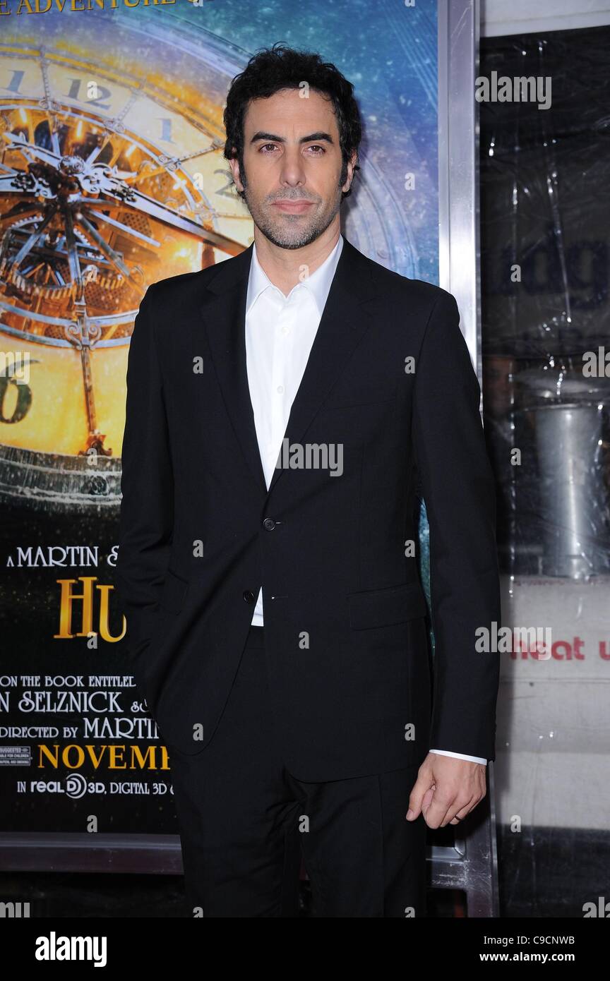 Sacha Baron Cohen presso gli arrivi per HUGO Premiere, il Teatro Ziegfeld, New York, NY Novembre 21, 2011. Foto di: Kristin Callahan/Everett Collection Foto Stock