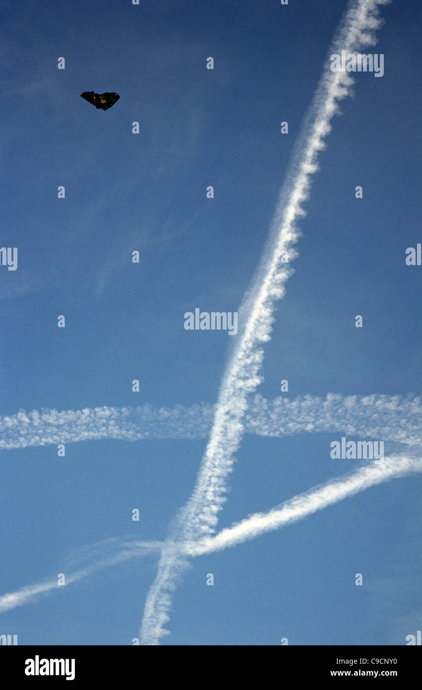 Aeromobile contrails nel cielo sopra l'aeroporto Tempelhof di Berlino. Foto Stock