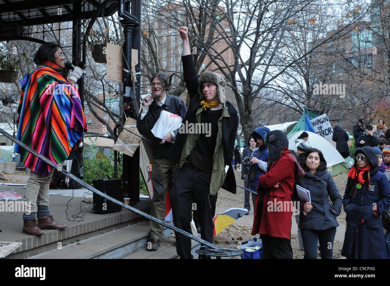 Il 21 novembre 2011, a seguito della decisione pronunciata questa mattina da Ontario Superior Corte giudice David Brown, difendendo la occupano Toronto tenda camp lo sfratto, un altoparlante conosciuta come nonna risolve il mezzogiorno ora assemblea generale oggi a St. James Park Toronto. Foto Stock