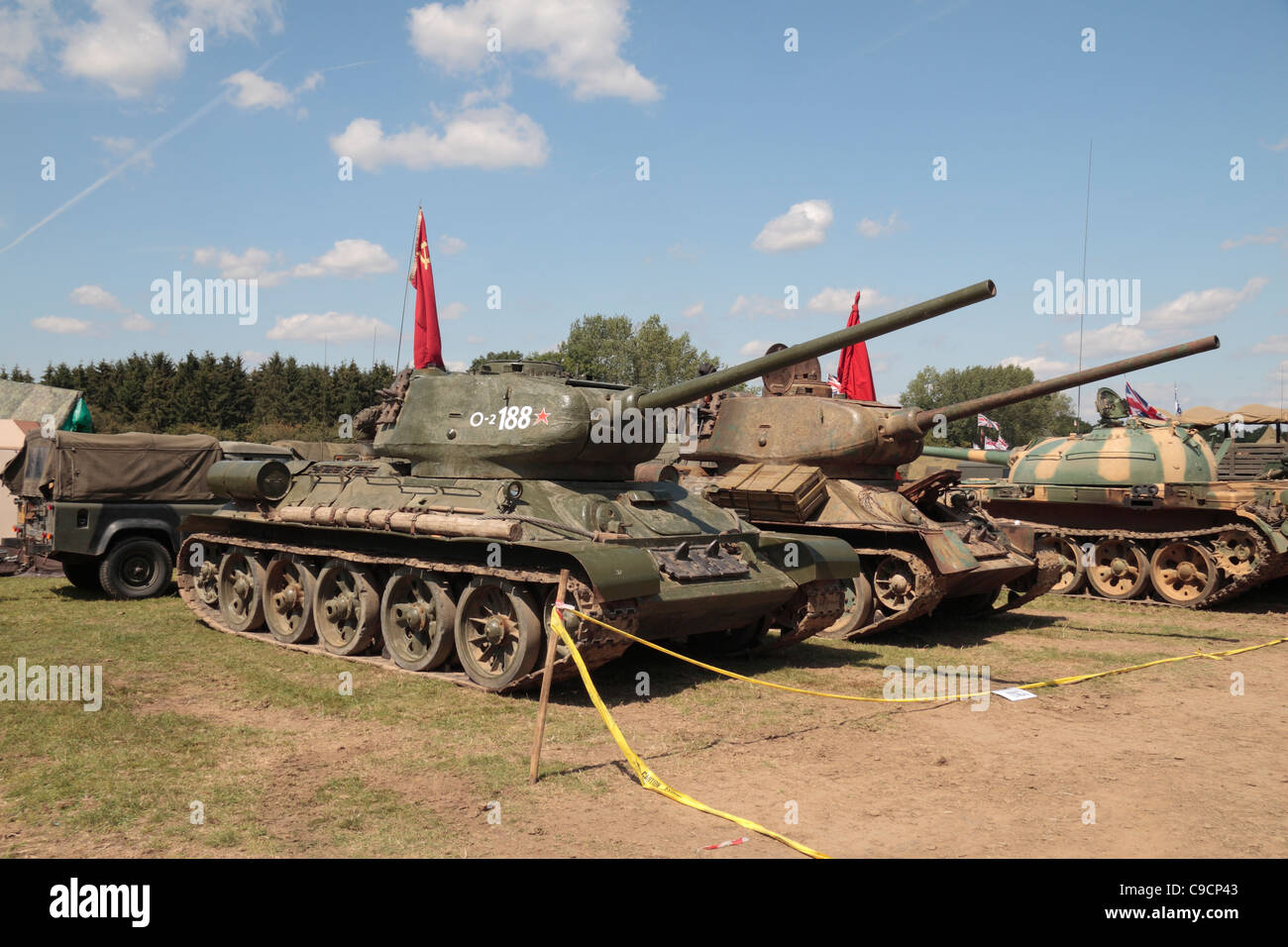 Una coppia di T-34-85 Russo/carri armati sovietici sul display a 2011 Guerra e Pace mostra al luppolo in fattoria, Paddock Wood, Kent, Regno Unito. Foto Stock