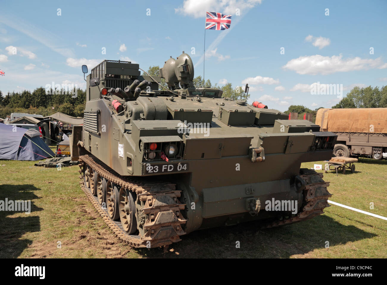 A partire dagli anni settanta la British Army Combat Engineer trattore (CET) sul display a 2011 Guerra e Pace mostra al luppolo in fattoria, Paddock Wood, Kent, Regno Unito. Foto Stock