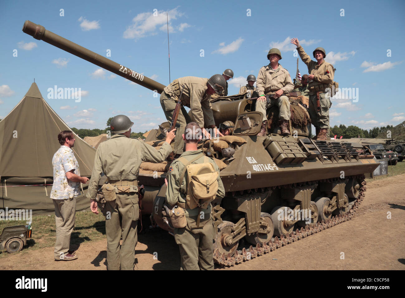 Re-enactors vestite come le truppe americane su una guerra mondiale due Sherman serbatoio a 2011 Guerra e Pace mostra alla Fattoria del Luppolo, Kent, Regno Unito. Foto Stock