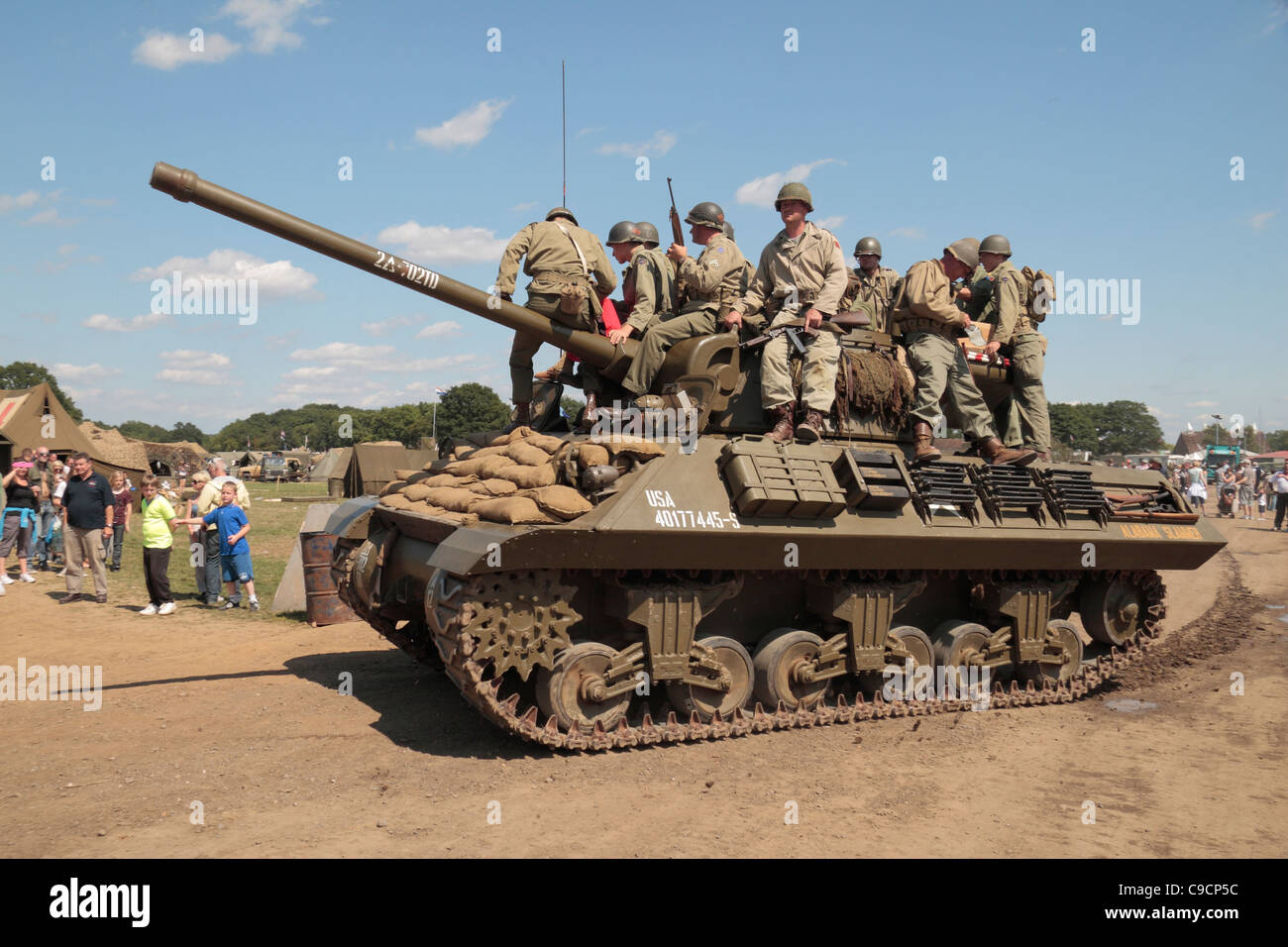 Re-enactors vestite come le truppe americane su una guerra mondiale due Sherman serbatoio a 2011 Guerra e Pace mostra alla Fattoria del Luppolo, Kent, Regno Unito. Foto Stock