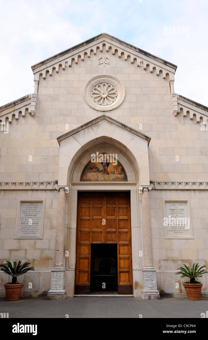 Duomo dei SS Filippo e Giagomo, originariamente risale al XI secolo e ricostruito nel XV secolo e la facciata attuale è stata ... Foto Stock