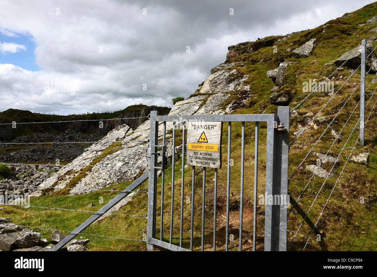 Segno sulla gate di avvertimento pericolo dovuto a bordo di cava, Cheesewrings Quarry , nei pressi di tirapiedi , Bodmin Moor , Cornovaglia , Inghilterra Foto Stock