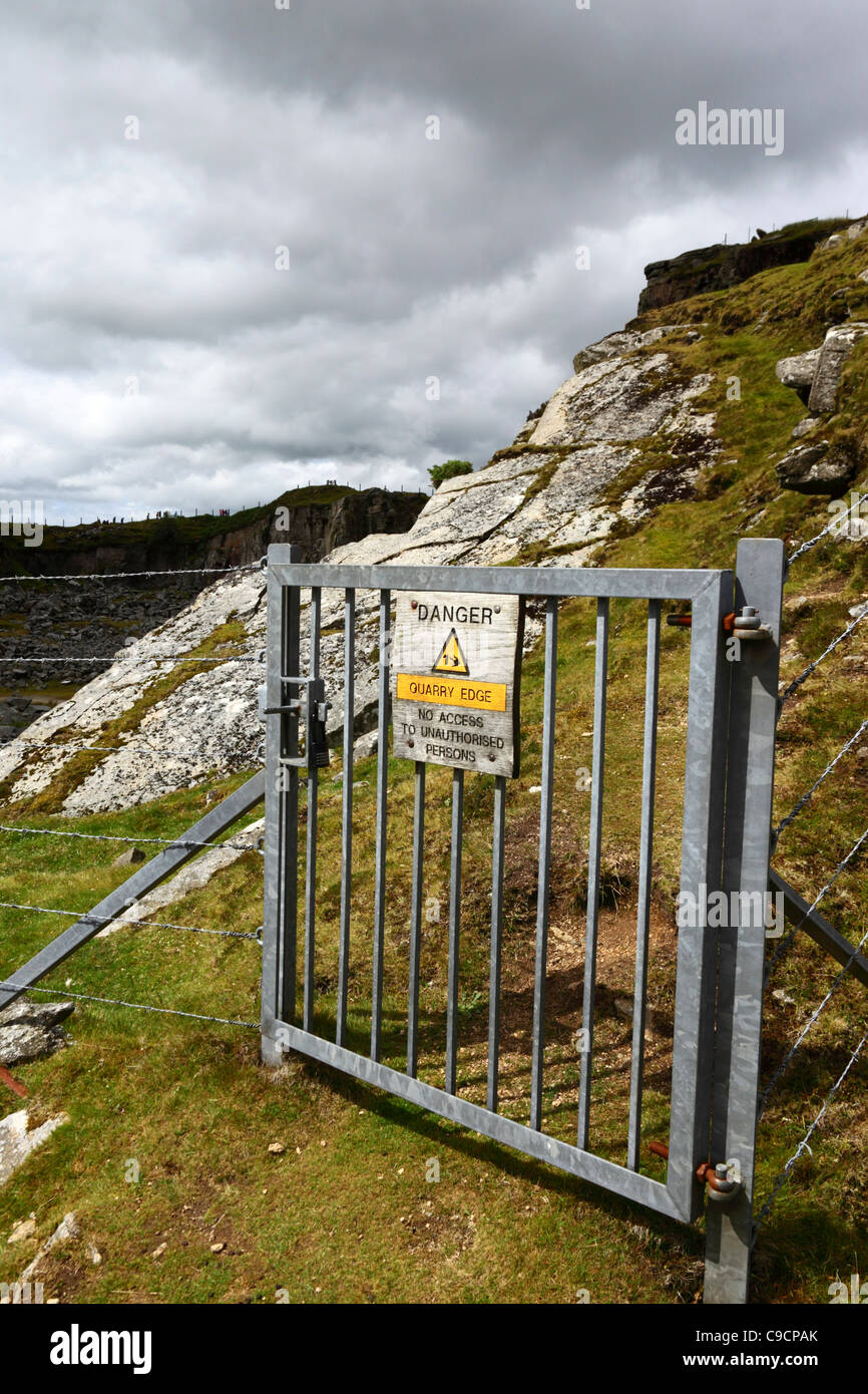 Segno sulla gate di avvertimento pericolo dovuto a bordo di cava, Cheesewrings Quarry , nei pressi di tirapiedi , Bodmin Moor , Cornovaglia , Inghilterra Foto Stock