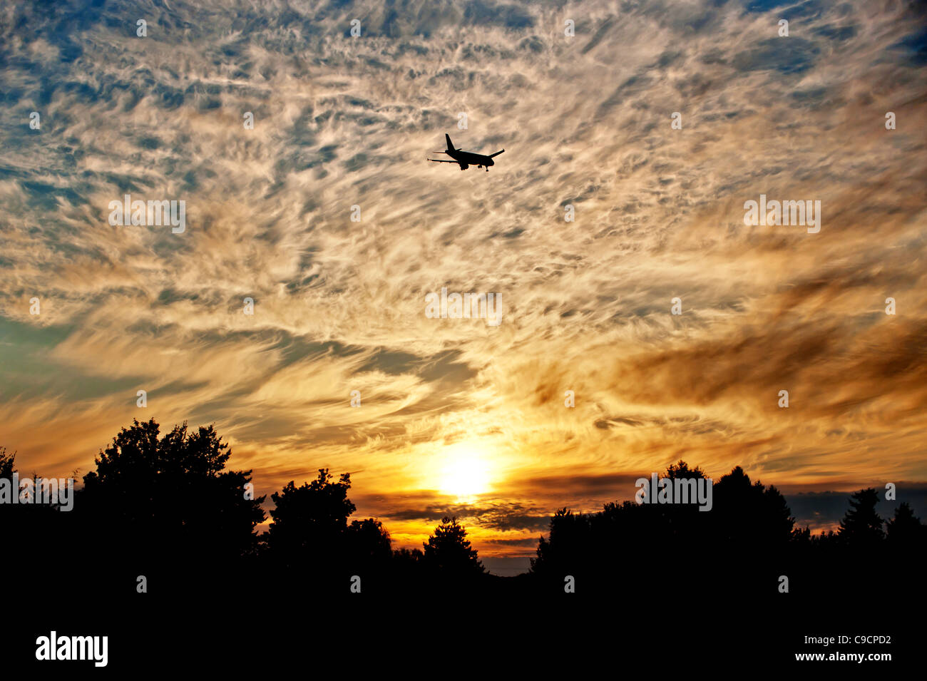 Nube di sera persistente luce del sole al tramonto tramonto aereo aereo gold color sky Foto Stock