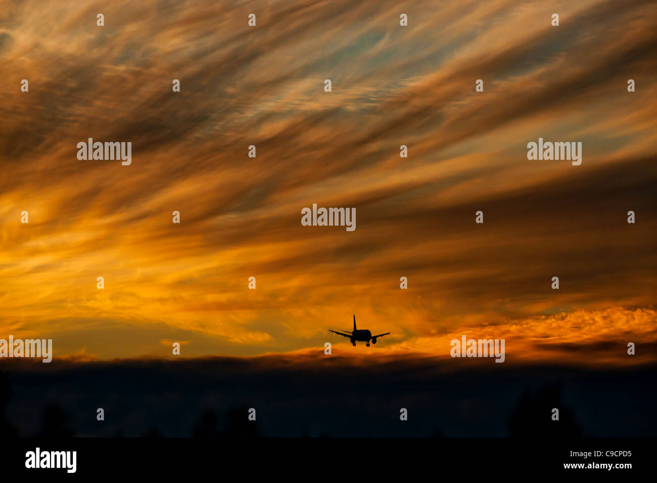 Nube di sera persistente luce del sole al tramonto tramonto aereo aereo gold color sky Foto Stock