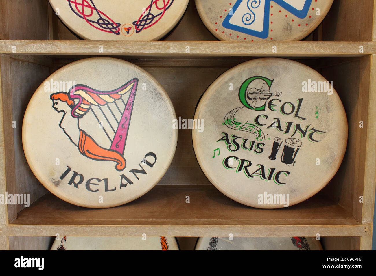 Bodhráns (tamburi irlandesi) in vendita in Joyce craft shop, recesso, Connemara, Irlanda Foto Stock