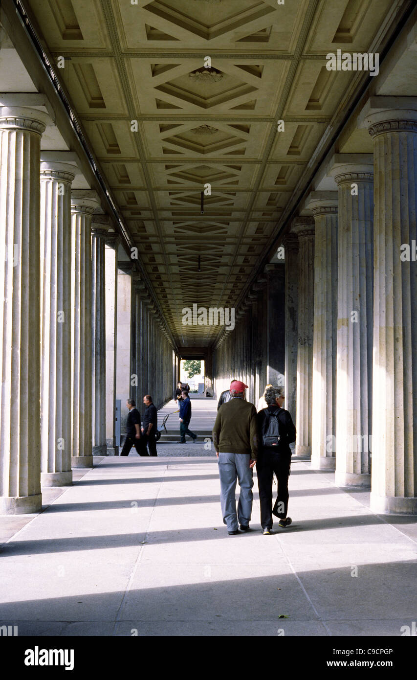 I colonnati a Alte Nationalgalerie sulla Museuminsel nel quartiere Mitte di Berlino. Foto Stock
