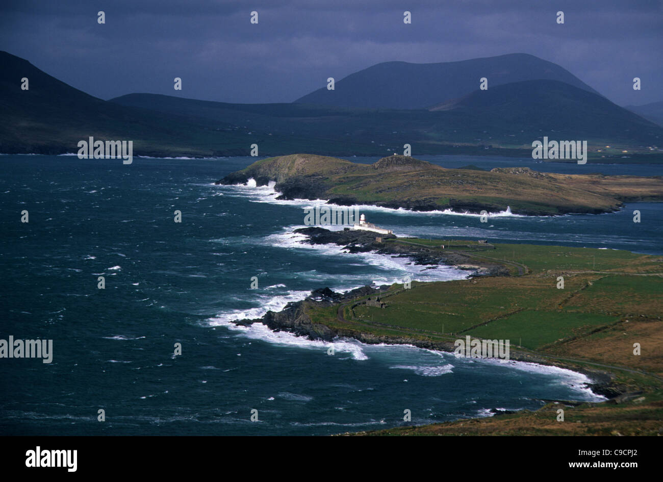 Il selvaggio Oceano Atlantico pastelle costa dell' isola Valentia, penisola di Dingle, Co Kerry, Repubblica di Irlanda. Foto Stock