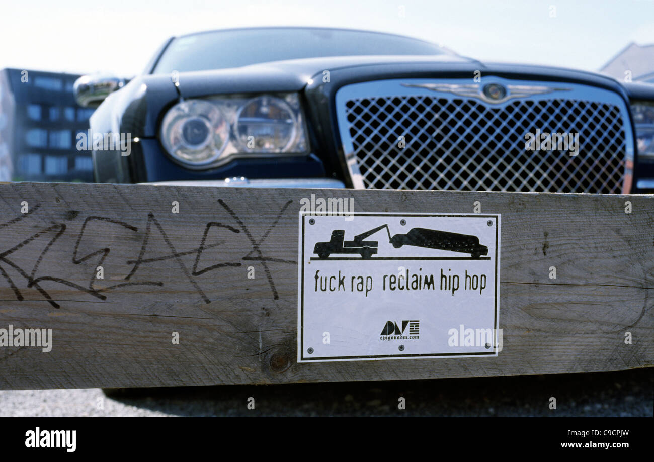 Recuperare Hip Hop segno raffigurante un auto viene trainato in un parcheggio nel centro di Berlino. Foto Stock