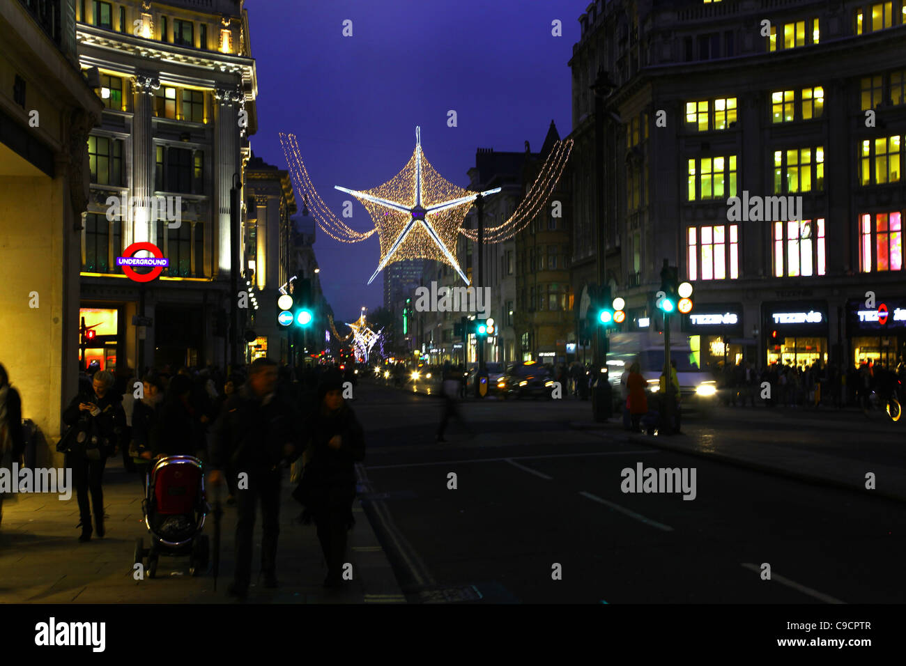 Le luci di Natale a Oxford Street (Circus) vicino alla giunzione di Regents Street, WC1, Londra, Inghilterra, 2011. Foto Stock