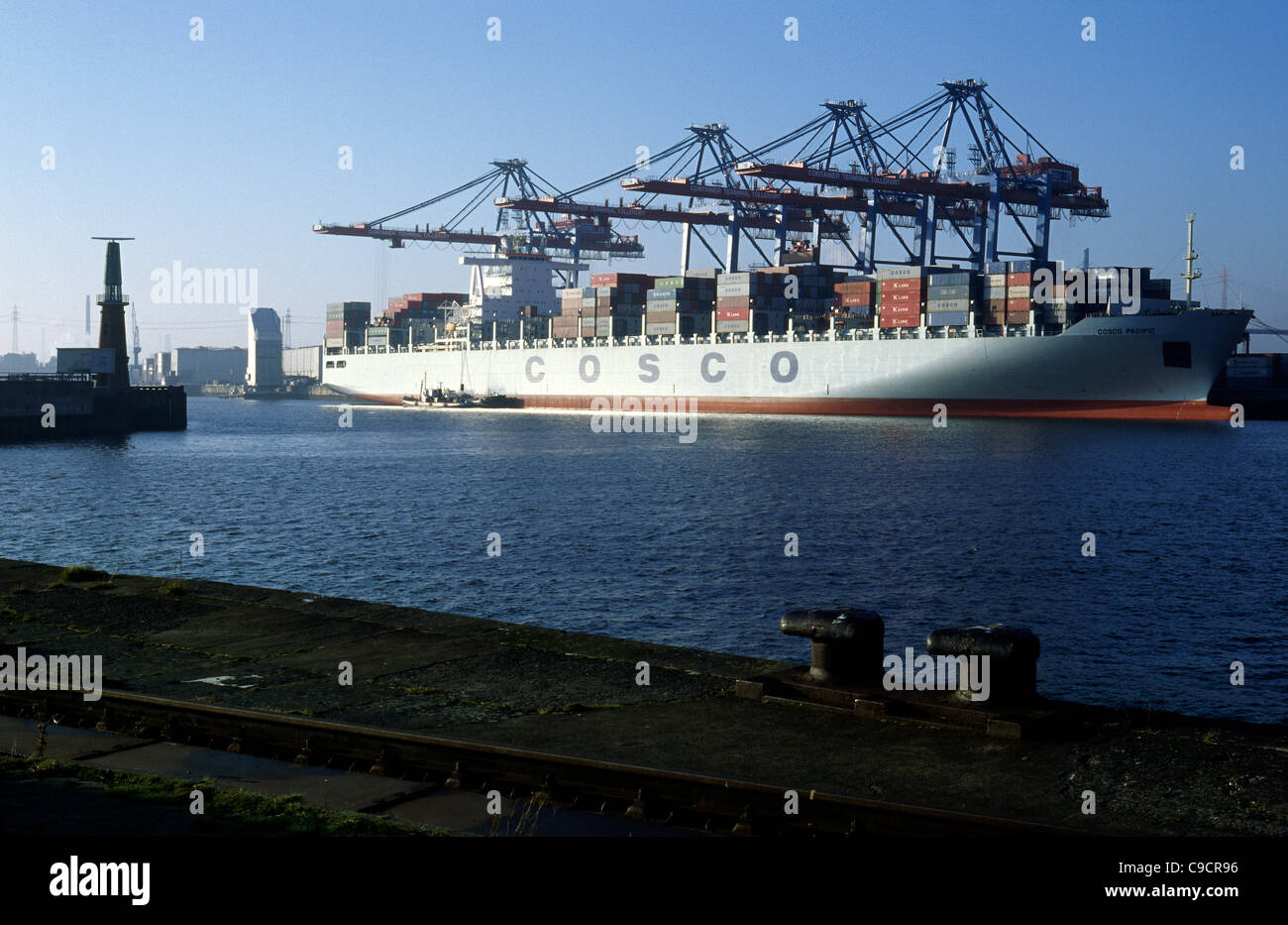 Cinese nave mercantile COSCO Pacific a Tollerort terminale per container nel porto di Amburgo. Foto Stock