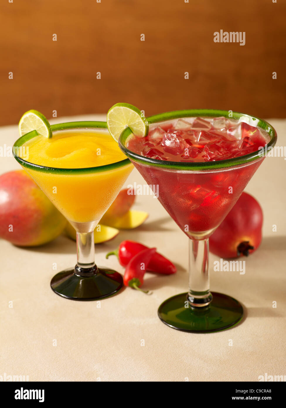 Congelati melograno e mango speziato cocktail Margarita su ghiaccio Foto Stock