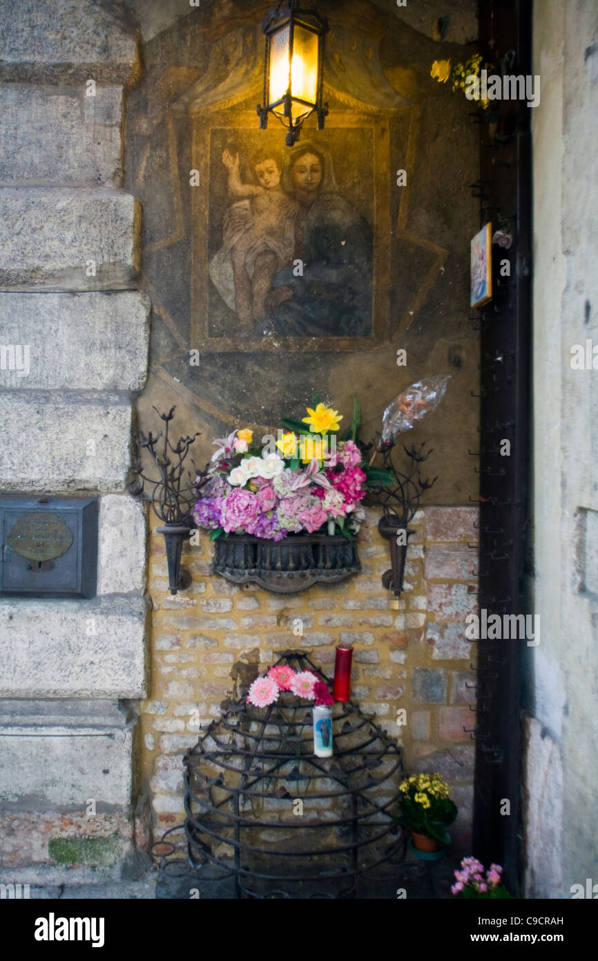Un santuario cristiano sulla strada a Verona, Italia Foto Stock